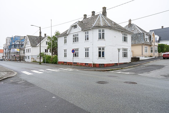 Velkommen til Breidablikgata 192 - En innholdsrik tomannsbolig med stort potensial og meget sentral beliggenhet.