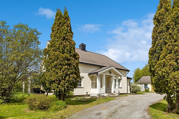 Innkjøringen. 30-40 meter egen vei inn på tomten.