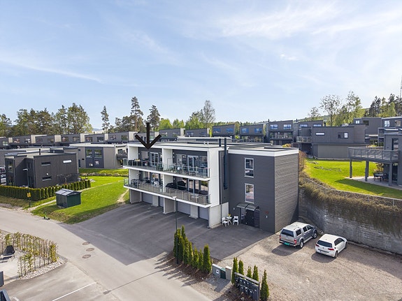 Leiligheten ligger i et nyere etablert og familievennlig boligområde.