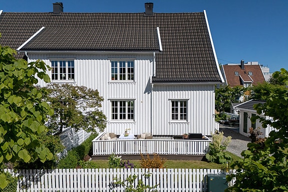 Skjermet og frodig - den private hagen i Oslogata 35 er pent innrammet av fint tilskårne hekker, prydbusker og blomster. Foto: Eivind Lauirtzen
