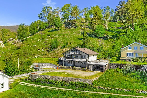 Nordvik Hardanger v/Torstein Mæland har gleden av å presentere Innstrandavegen 281 - en enebolig med fantastisk fjordutsikt og romslig tomt i naturskjønne omgivelser. Foto: Stian Inderhaug