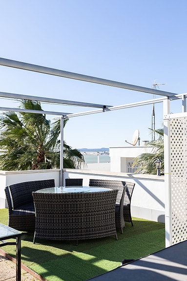 Toppleilighet med stor takterrasse | Havutsikt | Badstue og jacuzzi