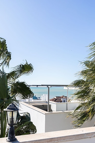 Toppleilighet med stor takterrasse | Havutsikt | Badstue og jacuzzi