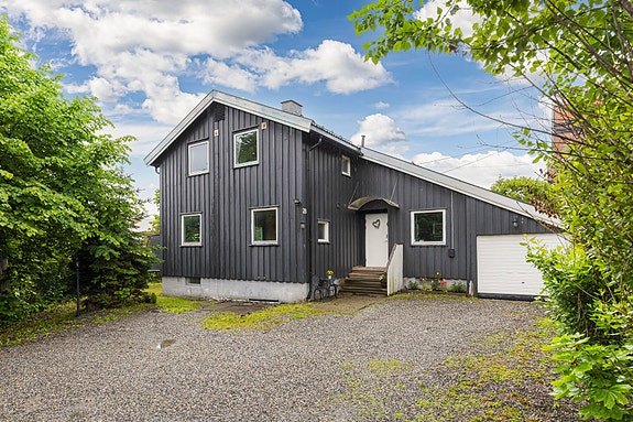 PrivatMegleren v/ Vetle Haug Kristensen har gleden av å presentere denne sentrale familieboligen med stor hage, gode solforhold og 4 soverom. Foto: Walling foto AS