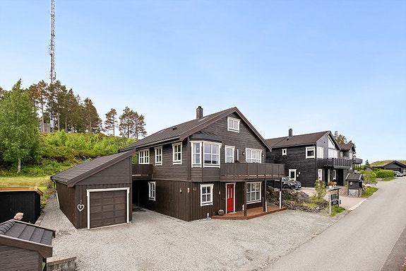 Aktiv Eiendom v/Lars Valstad har gleden av å presentere Dronningberget 40 - En flott familiebolig med utleiedel. Foto: Michael Eid
