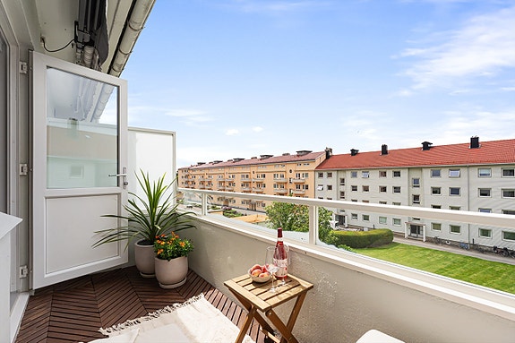 Velkommen til en svært innbydende og lekker leilighet med ypperlig plassering i byggets øverste etasje med svært gode solforhold! Leiligheten i Kirkeveien 5C er presentert av Ina Andersen for Eiendomsmegler Norge.