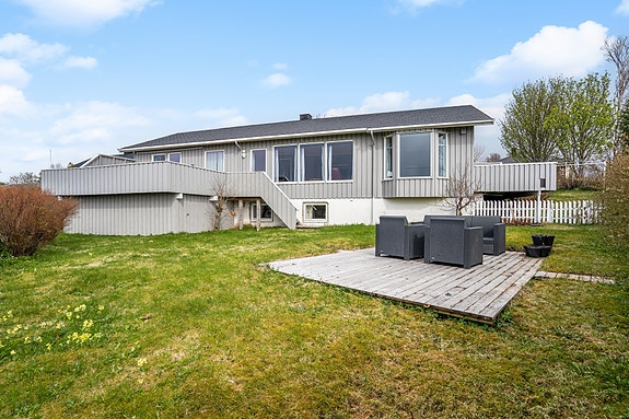Velkommen til Vardeveien 5 - Presentert av EiendomsMegler1 Leknes. Foto: EFKT