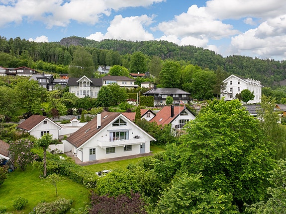Velkommen til Solstadlia 42 ! Eneboligen ligger høyt og fritt med flott utsikt.