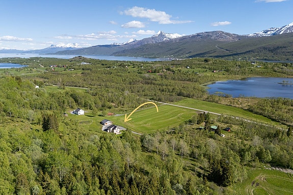 Velkommen til Nordlandsbanen 217! Sjekk ut denne eiendommen! En sjelden mulighet for deg som ønsker god plass og et landlig liv i naturskjønne omgivelser. Foto: Hanna Linnea Kristensen