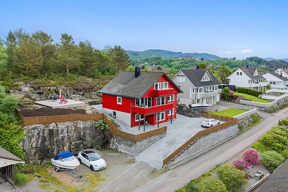 Hjertelig velkommen til visning i Vardane 58A&B. Her finner man en flott familiebolig over tre plan med godkjent utleiebolig i kjeller. Boligen presenteres av Eiendomsmegler Norge v/Hans Petter Midbrød.