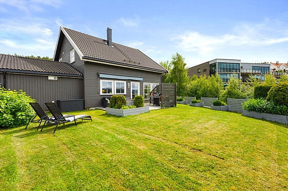 Velkommen til Gudmundsjordet 7! En romslig og innholdsrik kjedet enebolig med garasje, flere hyggelige uteplasser og en stor hage med gode utfoldelsesmuligheter.
