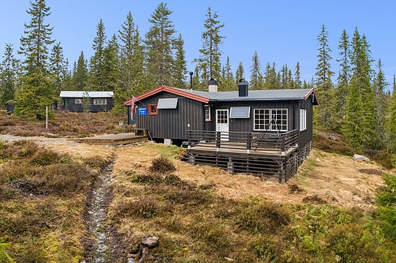 Fritidsbolig med 4 sov. og to terrasser | Tilbygg fra 2017 | Solcelleanlegg og eiet tomt | Sommervei