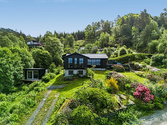 - Velkommen til Strondavegen 579 ! Presentert av Nordvik Hardanger. Foto: Studiovest -
