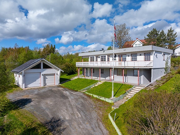 Velkommen til Laukhellaveien 127, her presentert av Nordvik Finnsnes!