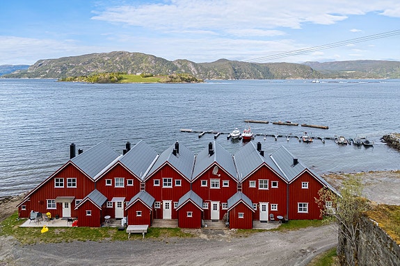 Velkommen til Bjørkøylivegen 109. Et herlig fritidssted rett i sjøkanten.