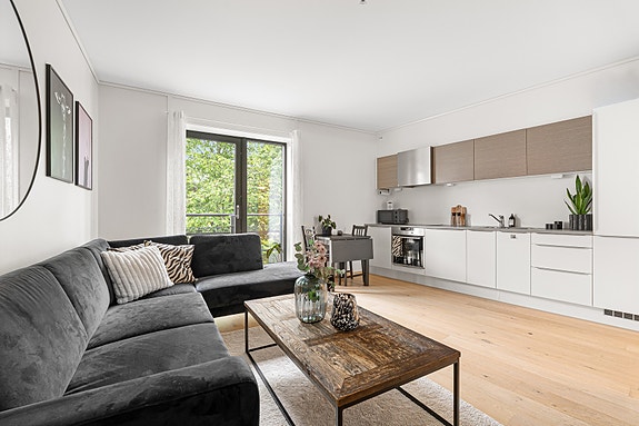 Velkommen til Hans Nissens gate 4. Tiltalende & moderne 2-roms selveier i 2.etasje | Bygg fra 2016 | Fjernvarme | Balkong | Heis | 2 boder | Foto: Krokstad & Nervik AS.