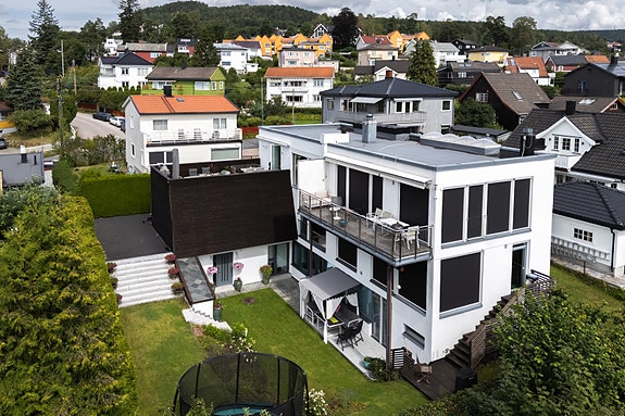 Velkommen til Lofthusveien 31 B ? en stilfull, påkostet og innholdsrik halvpart av en vertikaldelt tomannsbolig.