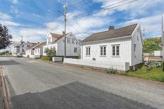 Velkommen til Sandsmyra 12 -Et lite koselig hus midt i Lillesands populære Sørlandsgate!