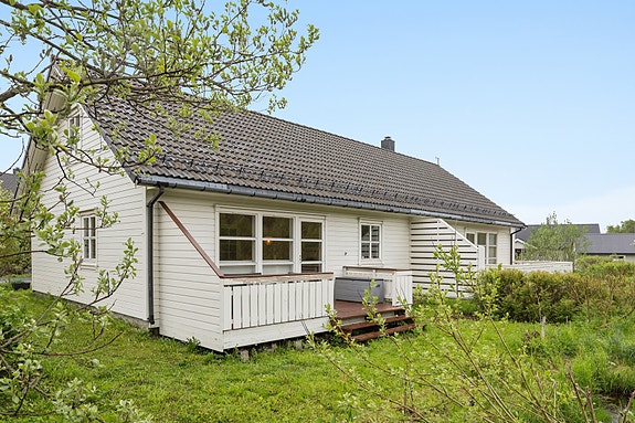 Velkommen til Rødmyrveien 3 - Presentert av EiendomsMegler1 Svolvær. Foto: EFKT