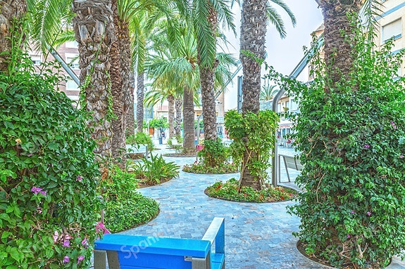 Romslig bungalow med 3 soverom | Privat hage med basseng | Sentral beliggenhet