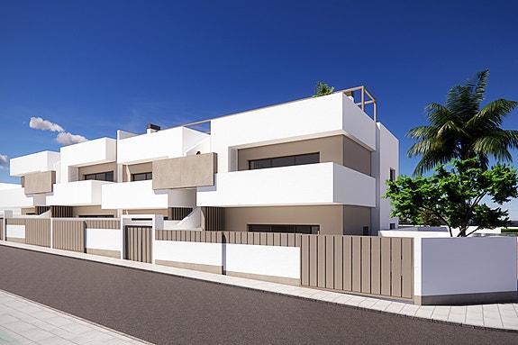 Romslig bungalow med 3 soverom | Privat hage med basseng | Sentral beliggenhet