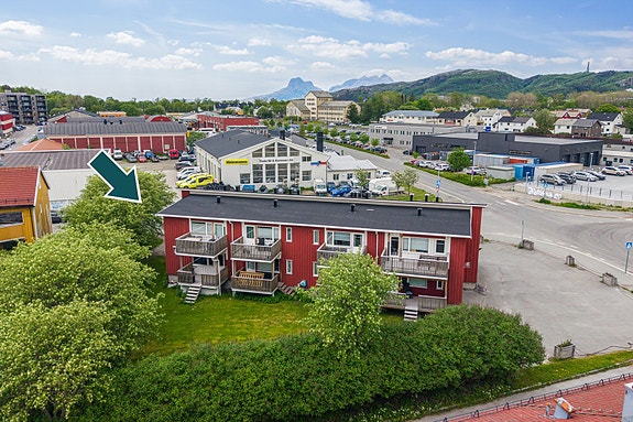 Bygget har en sentral og praktisk plassering i et veletablert område.