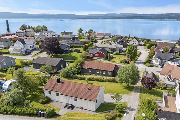 Eiendommen ligger i et etablert boligområde med nærhet til fjorden.
