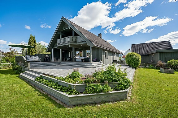 Hage, terrasse og fasade