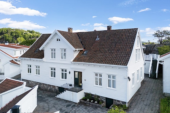 Velkommen til Møllebakken 16 - Leiligheten ligger i byggets 2 etasje(høyre i bildet).