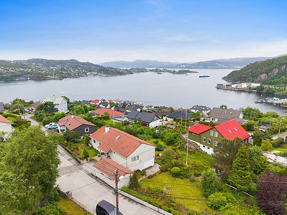 Velkommen til denne attraktive beliggende boligen presentert av Fredrik Stuhr i Krogsveen Bergen sentrum