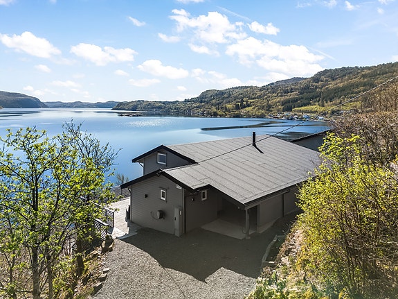 Velkommen til denne fritidsboligen på Hesnesodden! Foto: Bolio AS