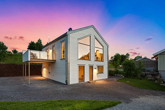 Velkommen til Svangstrandveien 5 C - en nyoppført enebolig i moderne arkitektur, store vindusflater og høy standard. Foto: Knipzet AS - Lars Strøm