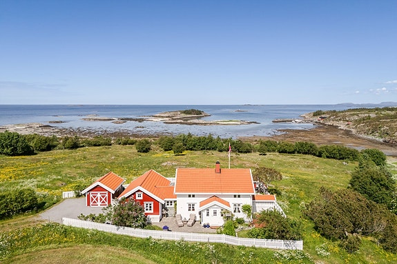 Aktiv Eiendomsmegling v/Thomas Lerstadgrind har gleden av å presentere Valsnesveien 169 - en perle av en fritidsbolig beliggende i vakkert landskap! Foto: Vidar Alvik/ Grattis foto.