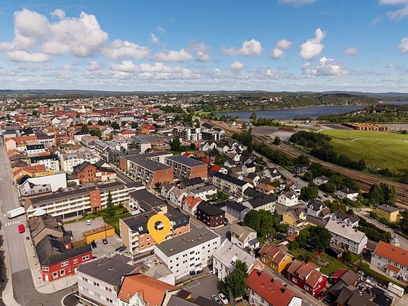 Velkommen til Pellygata 8! En romslig 2-roms toppleilighet i sentrum med vestvendt balkong. En rimelig leilighet for deg som vil pusse opp etter dn egen smak.