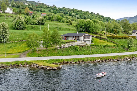 Velkomen til Nedstevegen 189 - ein flott eigedom med attraktiv plassering ved Hafslovatnet.