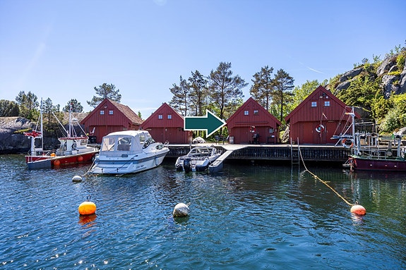 Sjøbua er markert med pil.
