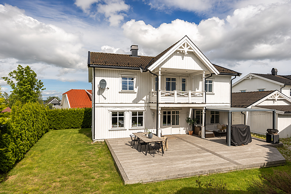 Lettstelt tomt og stor terrasse m/pergola. Huset er fra 2007 og fasaden vil bli malt/fikset på før overlevering.