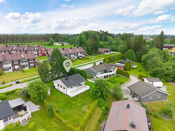 Velkommen til Karudvegen 20! Hyggelig og lettstelt enebolig med alt samlet på ett plan og sentral beliggenhet nær Løten sentrum. (Foto: Skildre v/Bjørnar Fjeldberg)