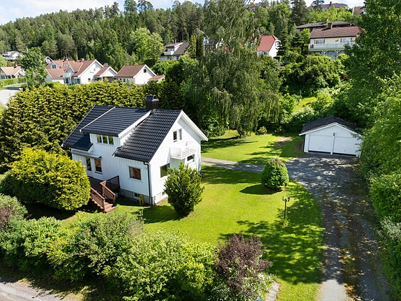 Eiendomsmegler Petter Tangen v/eiendomsmeglerne Ringerike har den store gleden av å presentere denne attraktive eiendommen i Søndre Ringåsen, Botilrudveien 19 | Fotograf: Ole Edvin Tangen
