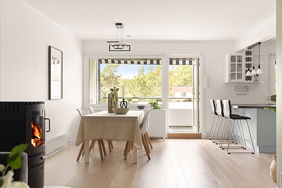 Velkommen til Eiksveien 90 B, presentert av Elise Riise Johnsen, tlf. 90 11 08 66 - Fotograf: Juliane Jensen v/Studio Juliane.