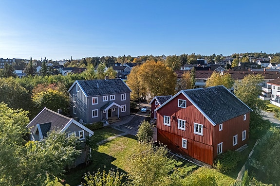Velkommen til Brudalsvegen 13! Innholdsrik enebolig over fire plan, med innredet garasje og stor tomt.