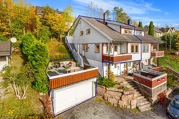 Utvendig fasade med tilhørende garasje.