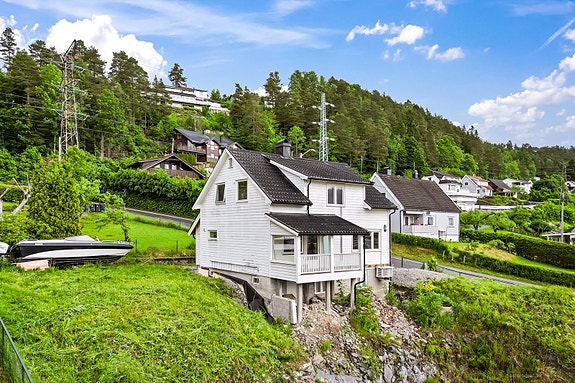Eiendommen ligger i et skrånende terreng med nærhet til skog og mark, og korte avstander til skoler og servicetilbud i Krokstadelva.
