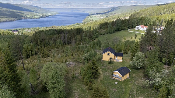 Landlig eiendom med utsikt | Bolig + låve | 6,1 mål tomt, Fall
