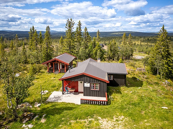 Meget pen og velholdt fjellhytte med fin utsikt og attraktiv beliggenhet på Værskei | Uthus og stor terrasse - View 4