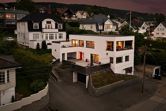 Vidar Krogsæter v/DNB Eiendom ønsker velkommen til Kastanjeveien 6A! Her får man en stor og moderne villa i en av Grefsens mest ettertraktede gater!