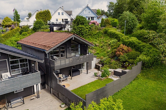Huset ligger i enden av en rolig og barnevennlig gate på Søreide.