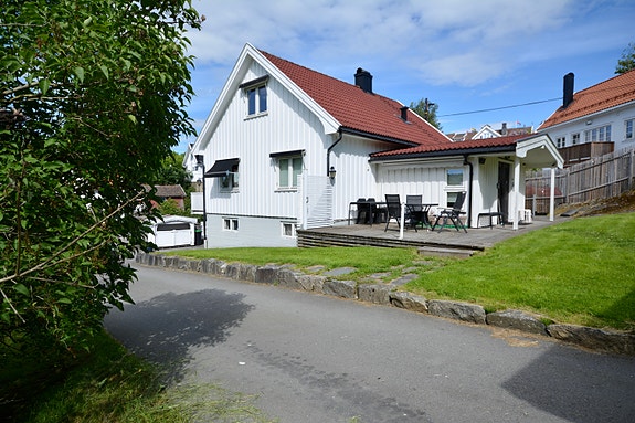 Enebolig fra 1955 -. oppgradert og tilbygg i 2014 - beliggende midt i hjertet av Son. Sjelden mulighet. Stor eiet tomt på 1200 m2.