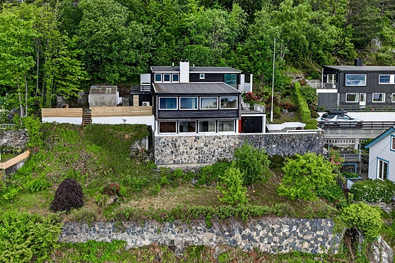 Velkommen til Fjelltunvegen 15! En arkitekttegnet enebolig over tre nivåer med flott beliggenhet og fantastisk utsikt presentert av Eiendomsmegler Geir Kristian Ødegård
Foto: Geir Bjørndal