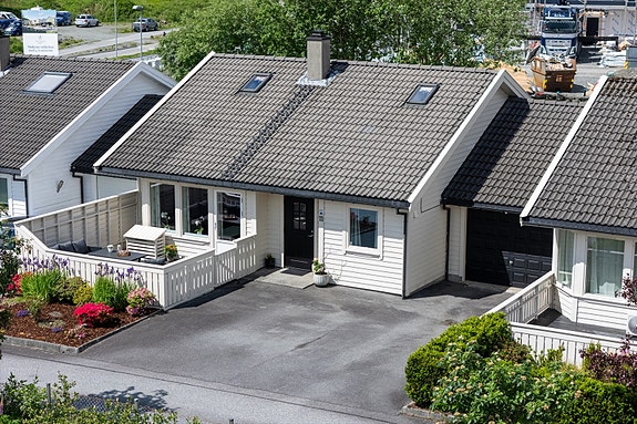 Velkommen til Spireavegen 11 - En lys og flott bolig som fremstår godt vedlikeholdt. Foto: Foto Yoon